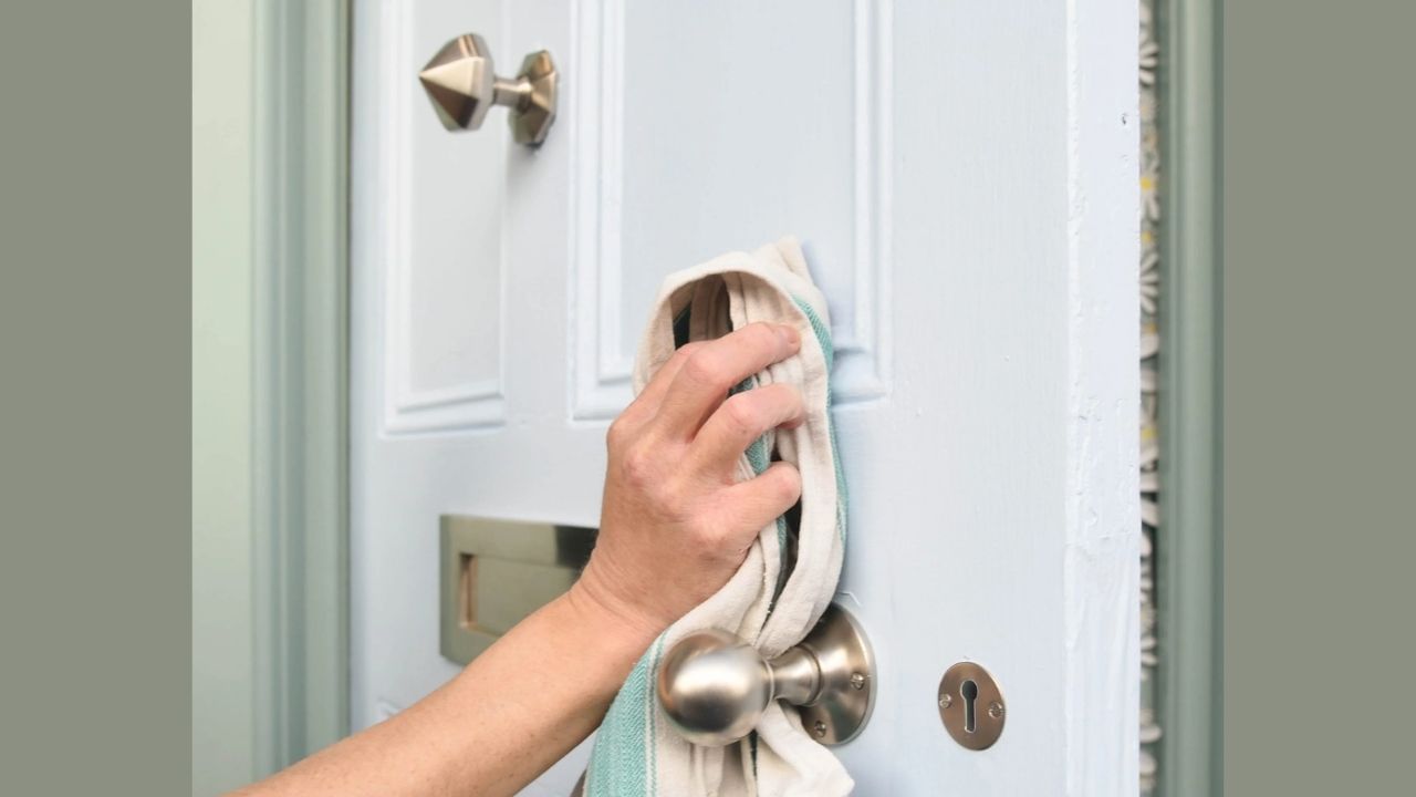 જો તમારે માત્ર એક રૂપિયામાં દરવાજો સાફ કરવો હોય તો પહેલા તમારે પાણી ઉકાળવું પડશે અને એક રૂપિયાનું શેમ્પૂ તેમાં મિક્સ કરો. પછી તેમાં એક ટેબલસ્પૂન વિનેગર અને ખાવાનો સોડા ઉમેરો. પછી એક મોજું લો. તેને આ મિશ્રણમાં પલાળી દો અને તેનાથી દરવાજાને સાફ કરો. આ રીતે દરવાજો સાફ કર્યા પછી તે ફરી ક્યારેય બગડશે નહીં. તે હંમેશા નવા દરવાજાની જેમ ચમક આપશે.
