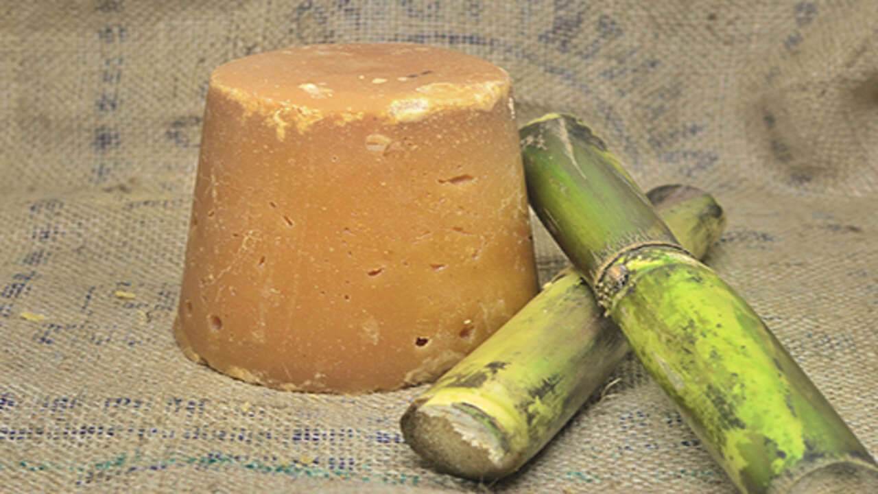 ગોળનો સ્વાદ જ કહે છે કે તે અસલી છે કે નકલી. વાસ્તવિક ગોળનો સ્વાદ ખૂબ જ સુગંધિત અને સ્વાદિષ્ટ રીતે મીઠો હોય છે. અસલી ગોળમાં શેરડીની મીઠી સુગંધ સ્પષ્ટપણે અનુભવાય છે. તેનો સ્વાદ ખૂબ મીઠો કે ખુબ જ કડવો પણ નથી. જ્યારે નકલી અથવા ભેળસેળવાળો ગોળ ક્યારેક સ્વાદમાં ખૂબ મીઠો અથવા કડવો હોય છે. આવા ગોળમાં શેરડીની ગંધ આવતી નથી. તેથી, સ્વાદના આધારે, અસલી અને નકલી ગોળને સરળતાથી અલગ કરી શકાય છે.