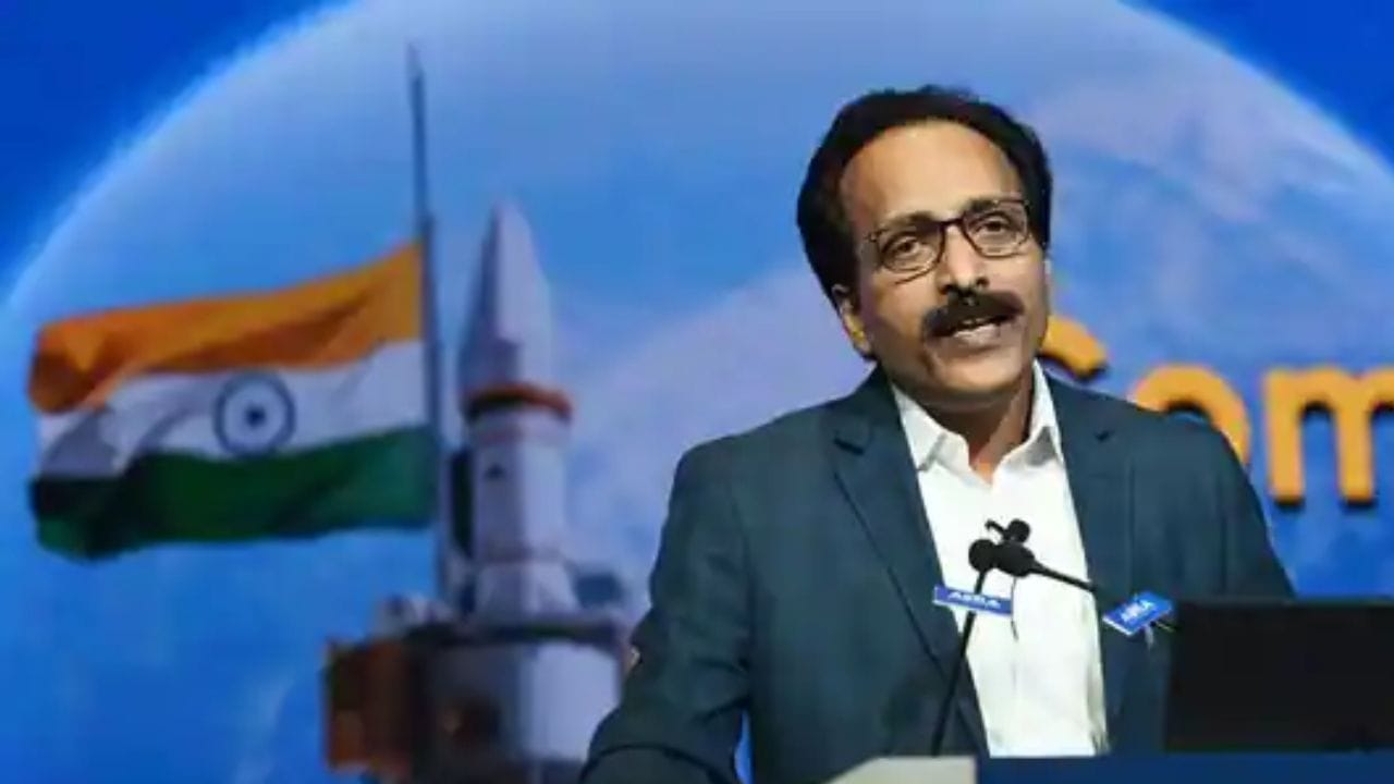 તેમણે કહ્યું કે અમે અમારી હાલની પ્રક્ષેપણ ક્ષમતાઓનો ઉપયોગ કરીને 2028 સુધીમાં પ્રથમ ભારતીય સ્પેસ સ્ટેશન સ્થાપિત કરીશું અને અમે તેને પ્રયોગશાળામાં રૂપાંતરિત કરવા માંગીએ છીએ જ્યાં તમે આવીને પ્રયોગ કરી શકો.