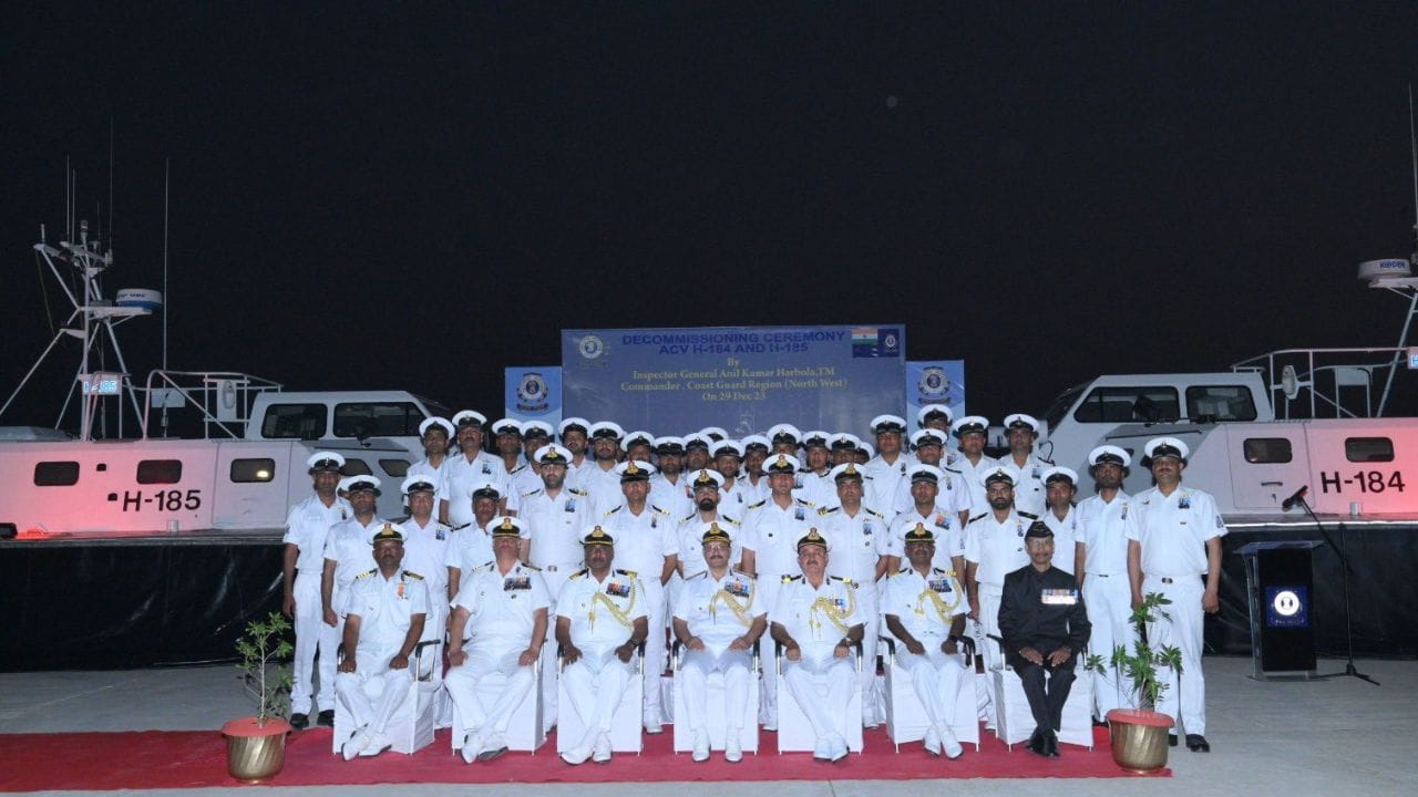 હોવરક્રાફ્ટ એ એન્જિનિયરિંગની અજાયબીઓ માનવામાં આવે છે, જે વિવિધ ભૂપ્રદેશોને જીતવા માટે બનાવવામાં આવે છે. આ ક્રાફ્ટ સરળતાથી જમીન, પાણી, કાદવ, બરફ અને અસમાન સપાટીઓ પર નેવિગેટ કરે છે. આ અજોડ વર્સેટિલિટીને કારણે તેઓ દૂરના વિસ્તારો સુધી પહોંચવામાં અને કટોકટીમાં ઝડપથી પ્રતિસાદ આપી શકે છે.