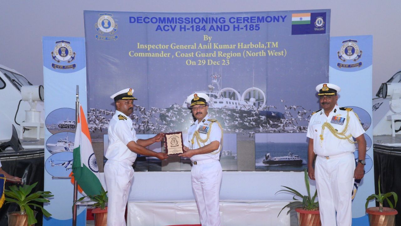 ઇન્સ્પેક્ટર જનરલ એકે હરબોલા, ટીએમ, કમાન્ડર કોસ્ટ ગાર્ડ એરિયા (ઉત્તર-પશ્ચિમ), મુખ્ય અતિથિ તરીકે આ પ્રસંગે ઉપસ્થિત રહ્યા હતા. તેમણે દરિયાઈ સુરક્ષા, શોધ અને બચાવ કામગીરી, આપત્તિ રાહત પ્રયાસો અને દરિયાકાંઠાની દેખરેખમાં તેમની મહત્વપૂર્ણ ભૂમિકાને પ્રકાશિત કરતા ACVsના અસાધારણ યોગદાનની પ્રશંસા કરી.