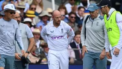 બીજી ટેસ્ટ મેચ પહેલા ઈંગ્લેન્ડની ટીમને મોટો ફટકો પડ્યો  છે. એવા અહેવાલ છે કે લેફ્ટ આર્મ સ્પિનર ​​જેક લીચ વિશાખાપટ્ટનમ ટેસ્ટમાં રમતા જોવા નહીં મળે. જો કે, હાલમાં આ અંગે સત્તાવાર કંઈ નથી પરંતુ એવું માનવામાં આવે છે કે તે બીજી ટેસ્ટમાંથી બહાર રહી શકે છે. જેક લીચ ભારત સામે હૈદરાબાદમાં રમાયેલી પ્રથમ ટેસ્ટમાં ઈજાગ્રસ્ત થયો હતો.