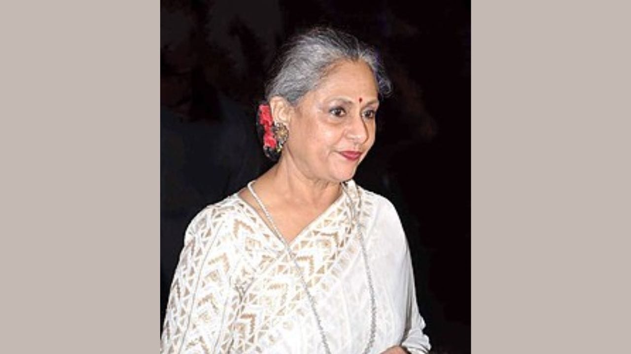 જયા બચ્ચન- આ યાદીમાં ત્રીજું નામ છે અમિતાભ બચ્ચનની પત્ની અને દિગ્ગજ અભિનેત્રી જયા બચ્ચનનું. રિપોર્ટ્સ અનુસાર જયા બચ્ચનની કુલ સંપત્તિ 640 કરોડ રૂપિયા છે. તેણે થોડાં મહિના પહેલા રિલીઝ થયેલી 'રોકી ઔર રાની કી પ્રેમ કહાની'માં કામ કર્યું હતું.
