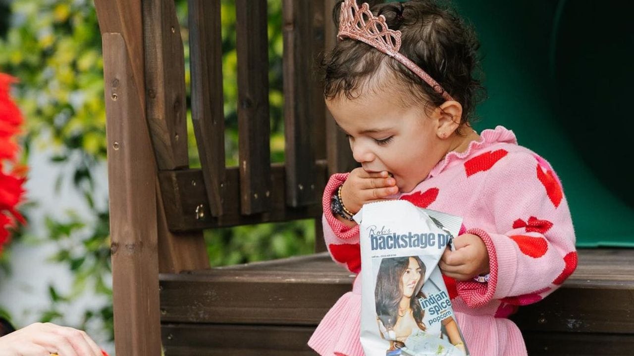 તેણે બર્થડે પાર્ટીમાંથી માલતીની ઘણી સુંદર તસવીરો પોસ્ટ કરી હતી, જેમાં તે પપેટ શો દરમિયાન ઉત્સાહિત દેખાઈ રહી હતી. એક ફોટોમાં, તે એકલા સ્નેક્સ ખાતી દેખાઈ રહી છે (ફોટો ક્રેડિટ- ઈન્સ્ટાગ્રામ)