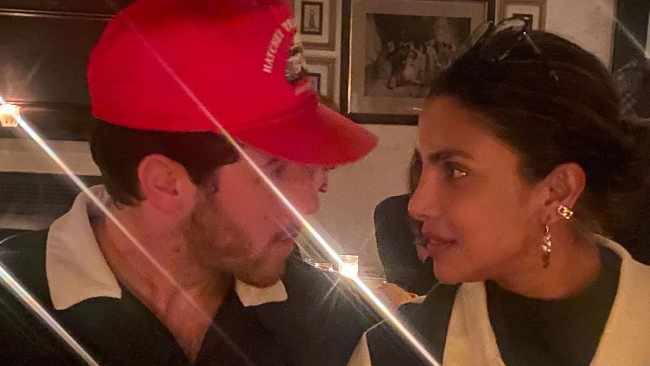 નિકે અગાઉ પણ પોસ્ટ કરી હતી અને કેપ્શનમાં લખ્યું હતું કે, 'અમારી નન્હી પરી બે વર્ષની થઈ ગઈ' નિક અને પ્રિયંકાએ પાર્ટીમાં રોમાન્સ પણ કર્યો હશે, આ ફોટો તેની સાબિતી છે.(ફોટો ક્રેડિટ- ઈન્સ્ટાગ્રામ)