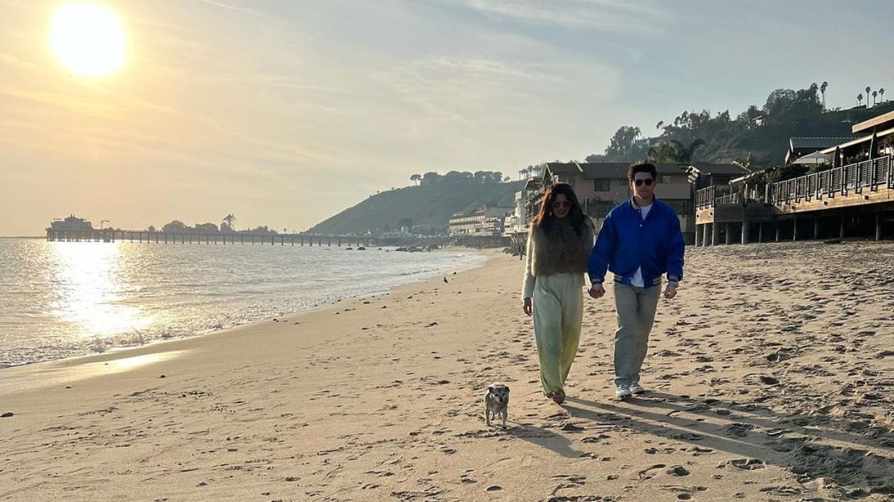 એક ફોટોમાં નિક અને પ્રિયંકા બીચ પર ક્વોલિટી ટાઈમ વિતાવતા જોવા મળી રહ્યા છે.(ફોટો ક્રેડિટ- ઈન્સ્ટાગ્રામ)