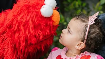 પ્રિયંકા ચોપરા અને નિક જોનાસની પુત્રી માલતી મેરી ચોપરાએ LA માં તેનો બીજો જન્મદિવસ ઉજવ્યો. નિક અને પ્રિયંકાના ચાહકોએ તેમની પુત્રીના જન્મદિવસની પાર્ટીની ઉજવણી કરતા જોયા પછી, હવે બીજી ઝલક મેળવવા માટે તૈયાર થઈ જાઓ. પ્રિયંકાએ હવે તેની પુત્રીની ઘણી તસવીરો પોસ્ટ કરી છે. પ્રિયંકા અને નિકે તેમની પુત્રીના જન્મદિવસ પર પૂજાનું આયોજન કર્યું હતું. પ્રિયંકા, નિક અને માલતી મેરી જ નહીં પરંતુ મધુ ચોપરા પણ તેમની સાથે હતા. પરિવારે સાથે મળીને મંદિરમાં આશીર્વાદ લીધા હતા. આવો બતાવીએ દેશી ગર્લની વિદેશી દીકરીના ફોટા. (ફોટો ક્રેડિટ- ઈન્સ્ટાગ્રામ)