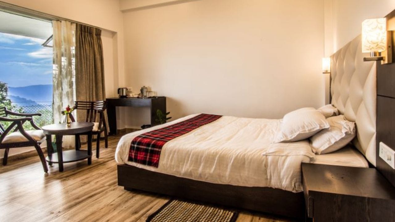 દરેકનું બજેટ પોતાના હિસાબથી અલગ હોય છે પરંતુ હોટલ બુક કરતા પહેલા હોટલ રુમ, ડેકોરેશન અને દરેકના ચાર્જ વિશે હોટલ મેનેજરની સલાહ લો.