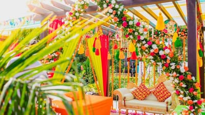 લગ્નને લઈને દરેક લોકો ખુબ જ ખુશ હોય છે. ફંકશનની વાત ઘરમાં આવતા જ તમામ લોકો કપડાંથી લઈને લગ્નનું વેન્યુને સિલેક્ટ કરવામાં પરેશાની આવતી હોય છે. તેની સામે અનેક ઓપ્શન પણ હોય છે પરંતુ તેમાં બજેટને લઈને પણ કન્ફ્યુઝ રહેતા હોય છે. આપણે આપણા બજેટને જોઈને શાનદાર વેન્યુ સિલેક્ટ કરવાનો હોય છે.જેનાથી ફંક્શનને એન્જોય કરી શકો. તો જો તમે કોઈ ફંક્શન કે પછી લગ્નના વેન્યુ સિલેક્ટ કરવામાં પરેશાની થઈ રહી છે તો આ લેખ ખાસ તમારા માટે છે.