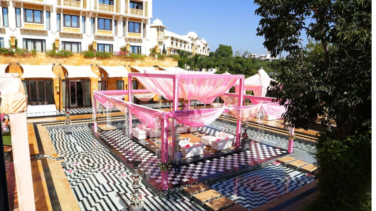 હોટલની પસંદગી કરતી વખતે હવામાનનું ખાસ ધ્યાન રાખો. ઉનાળાની ઋતુમાં એસી અને પંખાની સુવિધાઓ તેમજ શિયાળામાં એવી હોટલની પસંદગી કરો જે યોગ્ય હોય.