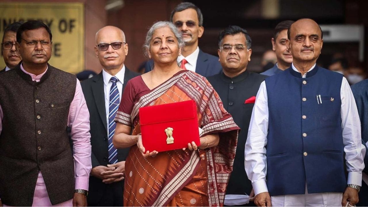 કેન્દ્રીય બજેટ 2021નું બજેટ ભાષણ એ અત્યાર સુધીનું સૌથી લાંબુ બજેટ ભાષણ છે, જે 2 કલાક 40 મિનિટ ચાલ્યું હતું. નાણાપ્રધાન નિર્મલા સીતારમણે આપી હતી. અગાઉ, તેમણે નાણાકીય વર્ષ 2019-20 માટે 2020 માં સમાન ભાષણ આપ્યું હતું, જે રેકોર્ડ 2 કલાક 17 મિનિટ સુધી ચાલ્યું હતું. આ વર્ષે તેમણે પ્રથમ બજેટ રજૂ કર્યું. નિર્મલા સીતારમણ પહેલા સૌથી લાંબુ બજેટ ભાષણ આપવાનો રેકોર્ડ જસવંત સિંહના નામે છે, તેમણે 2003માં 2 કલાક 13 મિનિટનું ભાષણ આપ્યું હતું. સ્વર્ગસ્થ અરુણ જેટલીએ પણ 2014માં 2 કલાક 10 મિનિટનું ભાષણ આપ્યું હતું.