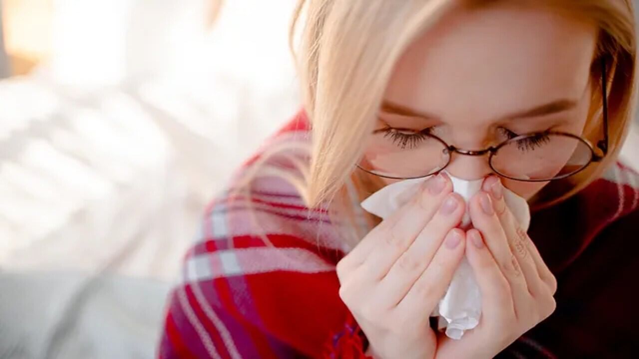 ક્યારેક તેના કારણે એક તરફ નાક બંધ થઈ જાય છે. શરદીના કારણે નાક બંધ થવાની સમસ્યા પણ થઈ શકે છે. શરદીને કારણે નાક બંધ થઈ જાય ત્યારે તેને ખોલવા માટે ઘરગથ્થુ ઉપાયો કરવા જોઈએ.