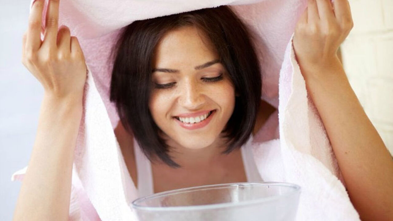 બંધ નાકને દૂર કરવા માટે વરાળ લેવી એ પણ એક સારી રીત છે. આ માટે એક વાસણમાં પાણી ઉકાળો અને હવે વાસણની ઉપરની બાજુ મોઢું રાખો. તેને ઉપરથી કપડાથી ઢાંકી દો જેથી વરાળ યોગ્ય રીતે શોષી શકાય. માહિતી અનુસાર, આ ઉપાયનો ઉપયોગ હૃદય રોગના દર્દીઓ, હાઈ બ્લડ પ્રેશરના દર્દીઓ, ગર્ભવતી મહિલાઓ અને 12 વર્ષથી ઓછી ઉંમરના બાળકોએ કરવો જોઈએ નહીં.