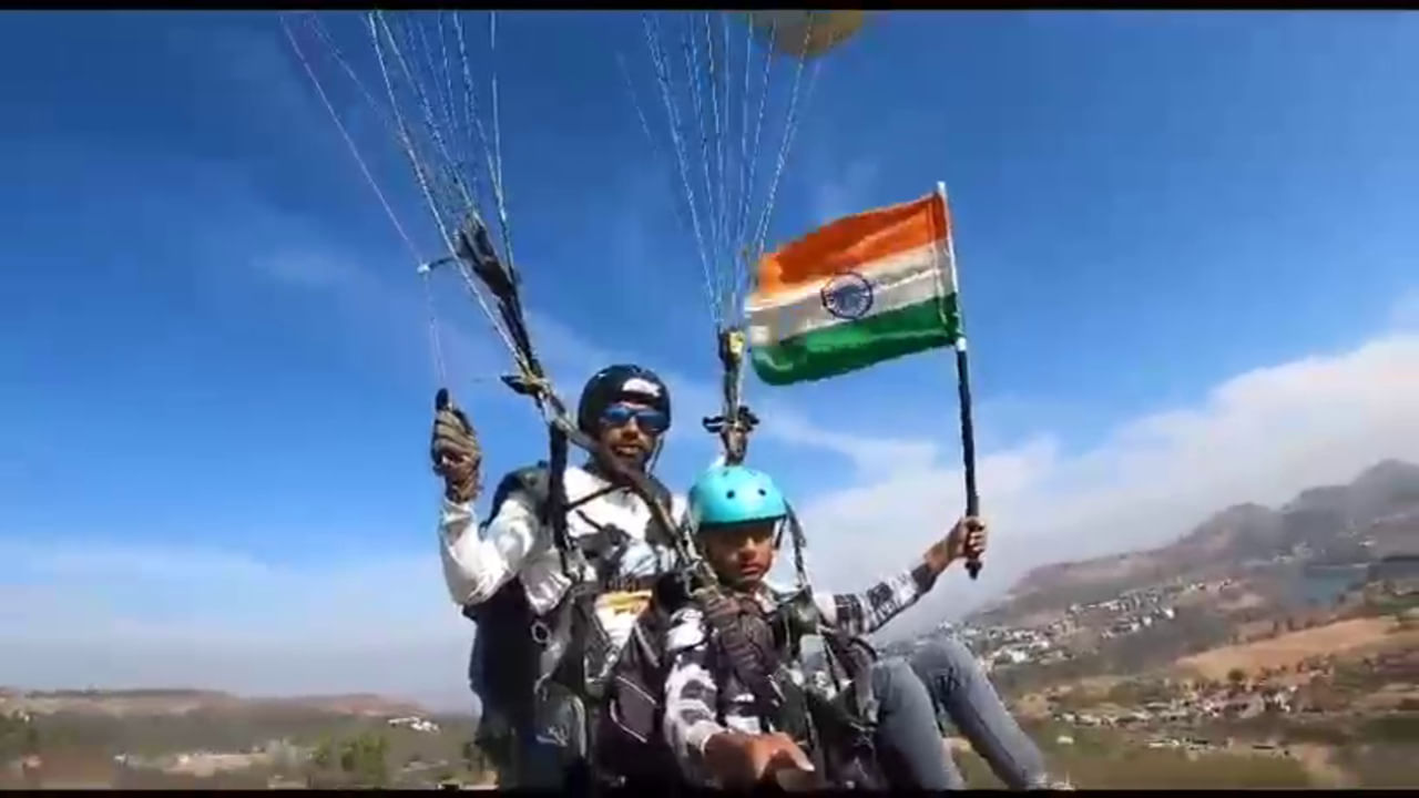 ડાંગ : સાપુતારામાં પેરાગ્લાઈડરે હવામાં ઊંચાઈએ તિરંગો લહેરાવ્યો, જુઓ વીડિયો