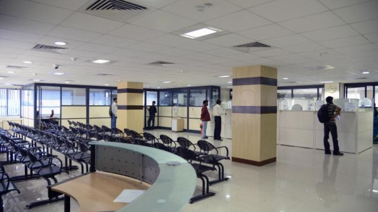 જો પોલીસ વેરિફિકેશન પછી તમારો પાસપોર્ટ ઈસ્યુ થવામાં સમય લાગી રહ્યો છે તો વધારે રાહ ના જોવો. તેના માટે તમારે પાસપોર્ટ સેવા કેન્દ્ર અથવા રિજનલ પાસપોર્ટ ઓફિસમાં સંપોર્ક કરવો પડશે. અહીંથી તમને પાસપોર્ટ એપ્લિકેશનની સ્થિતિ જાણવા મળશે. પાસપોર્ટ ઓફિસમાંથી તમને જાણકારી મળશે કે તમારી એપ્લિકેશન કેમ અટકી ગઈ છે.  (File Image)