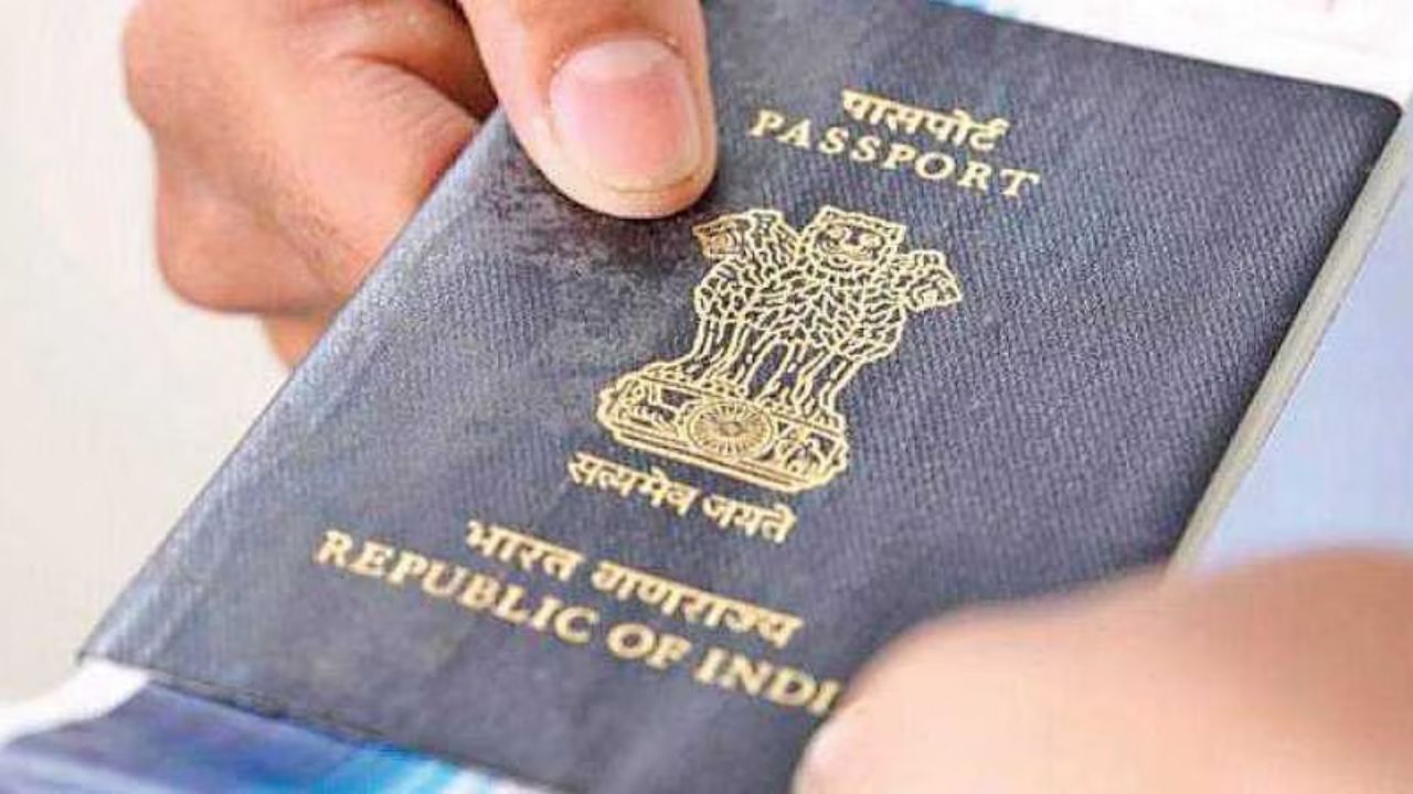 પાસપોર્ટ સેવાની વેબસાઈટ પર Check Appointment Availability ઓપ્શન પર ક્લિક કરો. ત્યારબાદ તમે તમારા PSK/RPOમાં અપોઈમેન્ટની ઉપલબ્ધતા ચેક કરી શકો છો. તેનાથી તમને જાણવા મળશે કે કઈ તારીખમાં અપોઈમેન્ટ ખાલી છે. તેમાં એ ધ્યાન રાખો કે તમારે Enquiryની અપોઈમેન્ટ બુક કરવાની છે. પાસપોર્ટ સેવા પોર્ટલ પર આઈડી અને પાસવર્ડની સાથે લોગઈન કરીને આ અપોઈમેન્ટ બુક થઈ જશે. પાસપોર્ટ કાર્યાલયમાં જઈને તમે પોતાની એપ્લિકેશન વિશે પુછપરછ કરી શકો છો કે પોલીસ વેરિફિકેશન બાદ પણ ફાઈલ કેમ અટકી ગઈ છે. પાસપોર્ટ કર્મચારી તમને આ વાતની સમગ્ર જાણકારી આપશે અને તમારા પાસપોર્ટની કાર્યવાહીને આગળ વધારશે. જો બધુ જ યોગ્ય હશે તો ઝડપી જ તમને પાસપોર્ટ મળી જશે. (File Image)
