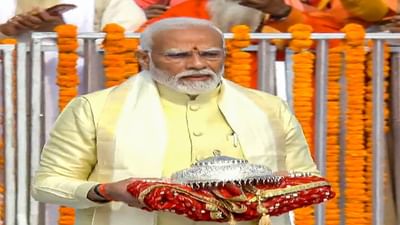 રામલલ્લા હવે અયોધ્યાના રામ મંદિરમાં બિરાજમાન છે. વડાપ્રધાન નરેન્દ્ર મોદી પ્રાણ પ્રતિષ્ઠા કાર્યક્રમમાં ભાગ લેવા પહોંચ્યા છે. તેઓ રામલલાના પ્રાણ પ્રતિષ્ઠા કાર્યક્રમમાં ભાગ લીધો હતો અને ગર્ભગૃહમાં પણ હાજર રહ્યા હતા. પીએમ મોદી જ્યારે અભિષેક માટે પહોંચ્યા ત્યારે તેમના હાથમાં ખાસ પ્લેટ હતી.