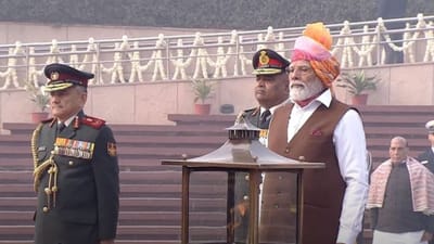 75મા પ્રજાસત્તાક દિવસ 2024 સમારોહની શરૂઆત વડાપ્રધાન મોદી દ્વારા રાષ્ટ્રીય યુદ્ધ સ્મારક પર બહાદુરોને શ્રદ્ધાંજલી આપવાની સાથે થઈ. આ અવસરે રક્ષા મંત્રી રાજનાથ સિંહ, ચીફ ઓફ ડિફેન્સ સ્ટાફ જનરલ અનિલ ચૌહાણ અને ત્રણેય સંરક્ષણ સેવાઓના વડાઓ પણ હાજર હતા.