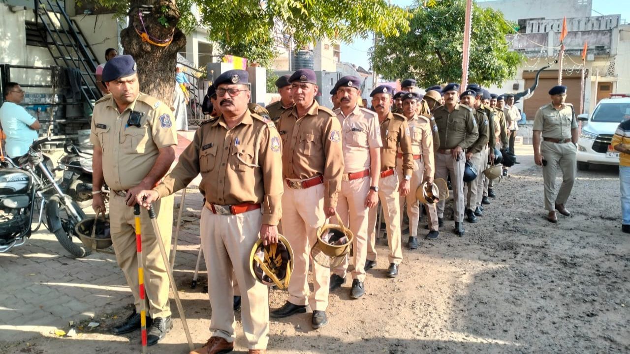 શહેરના છાપરીયા થી રુટ માર્ચ શરુ કરીને શનિવારે સાંજે ન્યાયમંદિર સુધી યોજાઈ હતી. સોમવારે શહેરમાં આ વિસ્તારોમાં સ્થાનિકો દ્વારા અનેક આયોજન પ્રાણ પ્રતિષ્ઠા મહોત્સવને લઈ કરવામાં આવ્યા છે.