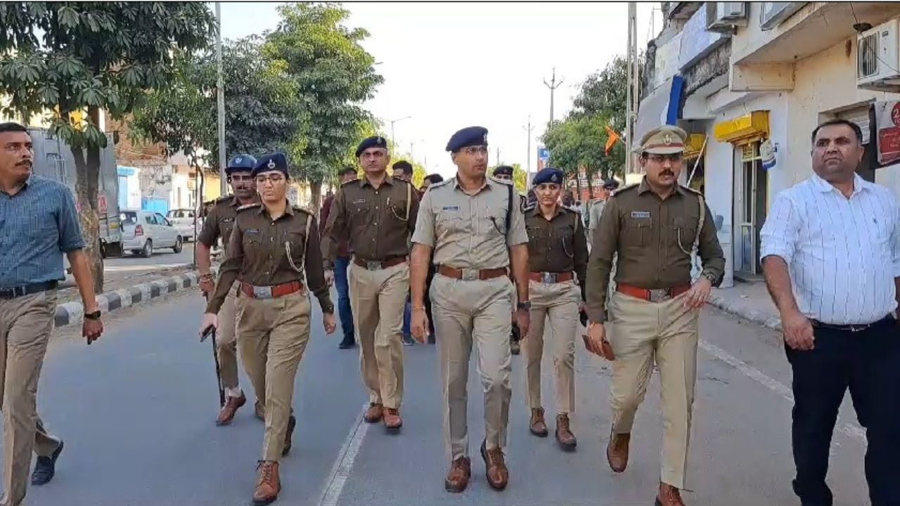 સાબરકાંઠા જિલ્લામાં પણ આવી જ રીતે જિલ્લા પોલીસ અધિક્ષક વિજય પટેલ અને DySP સહિતના અધિકારીઓની સાથે પોલીસ રુટ માર્ચ યોજવામાં આવી છે.