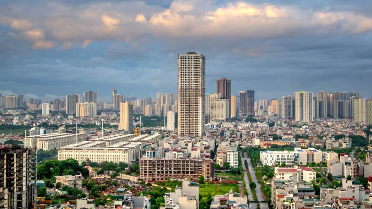 વિશ્વમાં ત્રીજા સ્થાને ભારતની રાજધાની દિલ્હી આવે છે, જેની વસ્તી 32.22 મિલિયન છે. જ્યારે ભારતમાં સૌથી વધુ વસ્તી મામલે દિલ્હી પ્રથમ ક્રમે આવે છે. 