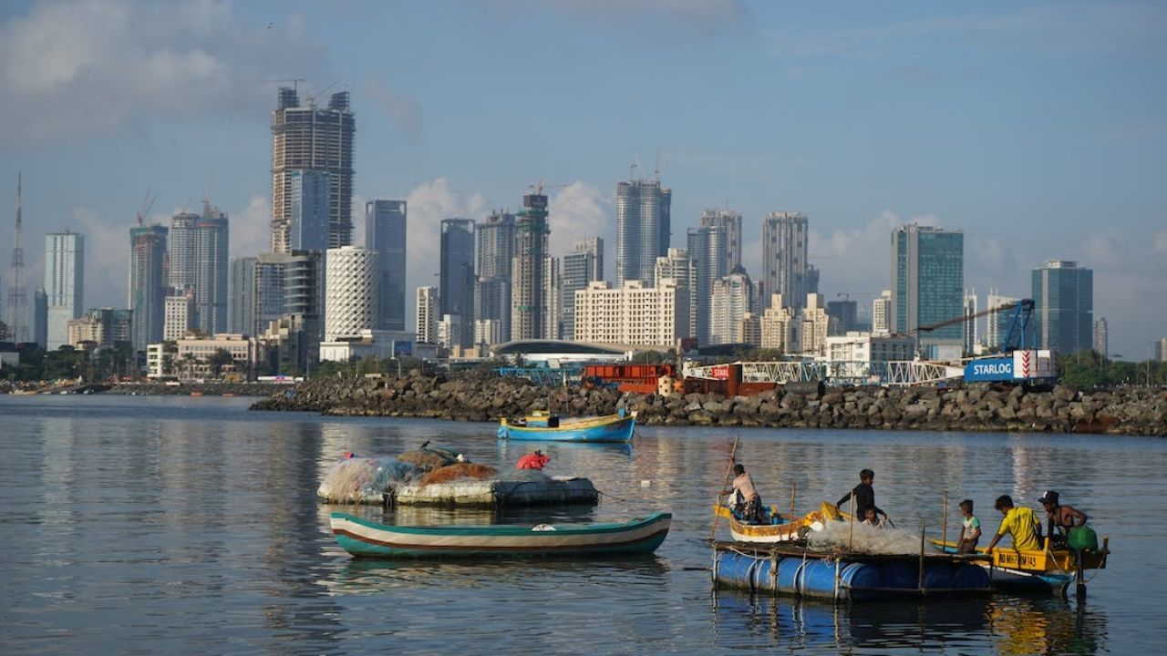 ચોથા સ્થાને ચીનનું ગુઆંગઝુ ફોશાન છે, જેની વસ્તી 26.94 મિલિયન છે અને પાંચમા સ્થાને ભારતનું મુંબઈ શહેર છે, જેની વસ્તી 24.97 મિલિયન છે. 