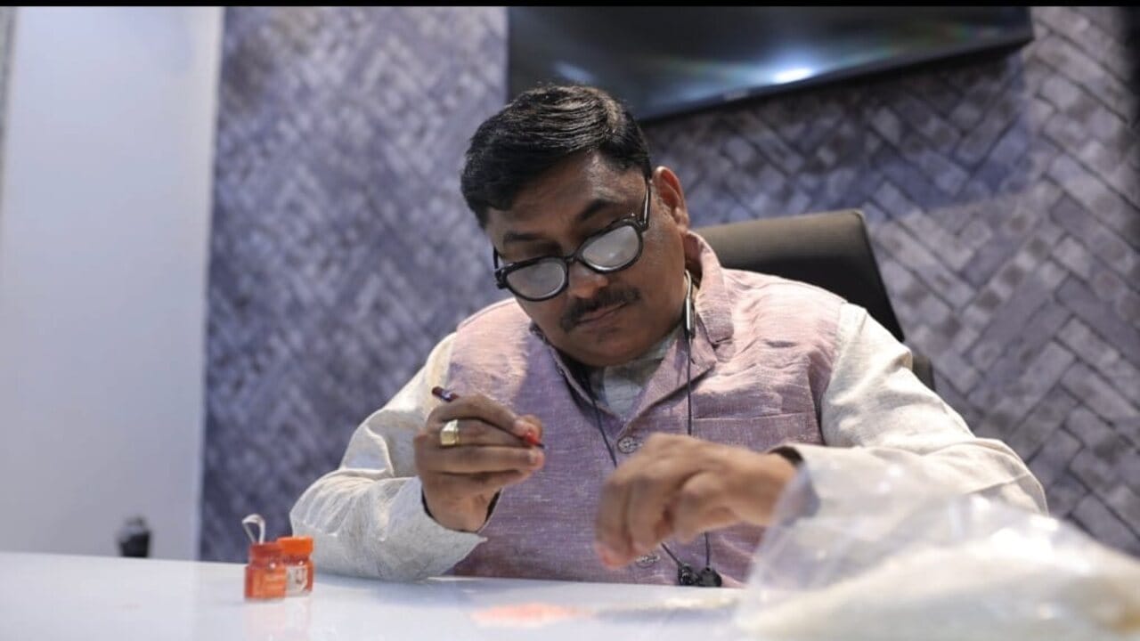 સમગ્ર દેશમાંથી રામ ભક્તો પોતાની ઈચ્છા શક્તિથી કઈને કઇ ભગવાન શ્રી રામના ચરણોમાં અર્પણ કરી રહયા છે. ભરૂચના અને તવરાના સમૃદ્ધિ બગ્લોઝમાં રહેતા ભાવસિંહજી ગોહિલે પણ પોતાની અનોખી ભક્તિ બતાવી હતી.