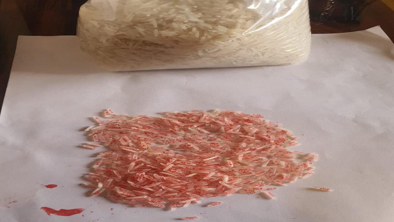 ચોખાના દાણા  ખુબ નાના હોય છે જેના પર લખવું પણ કઠિન હોય છે છતાં રામભક્ત દરેક દાણા પણ રામ લખી શ્રી રામ તરફ ભક્તિ પ્રકટ કરી રહયા છે