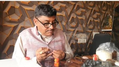 ભરૂચના એક રામ ભક્તે અયોધ્યામાં યોજાઈ રહેલા ભગવાન શ્રી રામની પ્રાણ પ્રતિષ્ઠા નિમિત્તે ચોખાના દાણા પર રામ નામ લખી 10 હજાર ચોખાના દાણા અયોધ્યા મોકલ્યા છે.