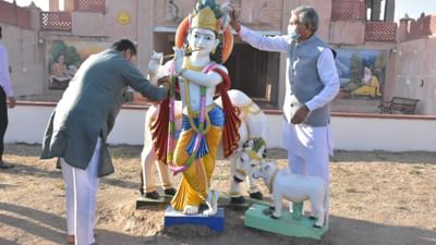 દેશમાં 14 જાન્યુઆરીથી 22 જાન્યુઆરી સુધી તમામ ધર્મસ્થાનોની સફાઈ કરવા માટે પીએમ મોદીએ આહ્વાન કર્યુ છે. પીએમ મોદીના આહ્વાનમાં રાજ્યના પાણી પૂરવઠા વિભાગના રાજ્ય મંત્રી કુંવરજી બાવળિયા પણ સહભાગી બન્યા અને સોમનાથમાં આવેલા રામ મંદિર પરિસર તેમજ ભગવાન શ્રીકૃષ્ણની પ્રતિમાની સફાઈ કરી હતી.