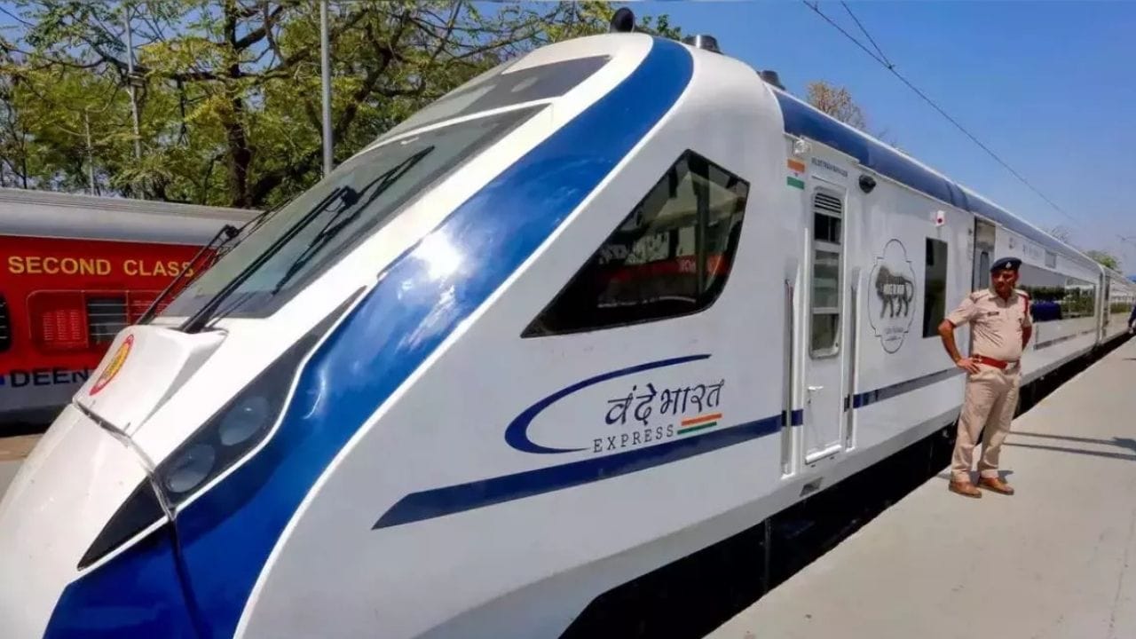 વારાણસી-દિલ્હી વંદે ભારત ટ્રેનની વાત કરવામાં આવે તો વર્ષ 2019 માં દિલ્હી અને વારાણસી વચ્ચે દેશની પ્રથમ વંદે ભારત એક્સપ્રેસ સેવા શરૂ થયા પછી, તે કાશી જનારા મુસાફરો માટે એક મોટી સુવિધા બની ગઈ છે. આ હાઈસ્પીડ ટ્રેન દ્વારા વારાણસી પહોંચીને લોકો આરામથી વારાણસીની મુલાકાત લઈ રહ્યા છે. આ સાથે બાબા વિશ્વનાથના દર્શન વધુ સુલભ બની ગયા છે. લોકો ઓછા સમયમાં દિલ્હીથી કાશી પહોંચી શકે છે. આ ટ્રેન વારાણસીથી સવારે 6 વાગ્યે ઉપડશે અને રાજધાની નવી દિલ્હી બપોરે 2 વાગ્યે પહોંચશે. આ ટ્રેન પ્રયાગરાજ, કાનપુર સ્ટેશન પર ઉભી રહેશે. જ્યારે, બદલામાં, આ ટ્રેન નવી દિલ્હીથી બપોરે 3 વાગ્યે ઉપડશે અને 11.30 વાગ્યે વારાણસી પહોંચશે.