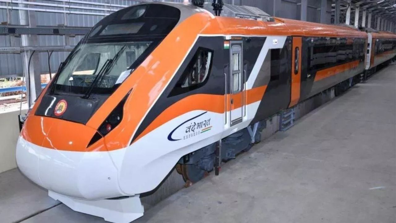 દિલ્હી-કટરા વંદે ભારત એક્સપ્રેસ ટ્રેનની વાત કરવામાં આવે તો જમ્મુ સ્થિત માતા વૈષ્ણોનાં દર્શન કરવા ઇચ્છતા ભક્તો માટે, વંદે ભારત એક્સપ્રેસ નવી દિલ્હીથી કટરા માટે સવારે 6 વાગ્યે ચાલે છે અને કટરા મુસાફરોને બપોરે 2 વાગ્યે તેમના ગંતવ્ય સ્થાને પહોંચાડે છે. તમને જણાવી દઈએ કે કટરા પહોંચતા પહેલા આ ટ્રેન અંબાલા, લુધિયાણા અને જમ્મુ તાવી જેવા સ્ટેશનો પર 2-2 મિનિટ રોકે છે. આ ટ્રેન 130 કિલોમીટરની ઝડપે દોડે છે. આ ટ્રેનની મહત્તમ સ્પીડ 130 કિલોમીટર છે.