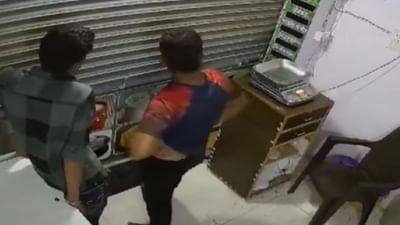 સુરતમાં ધંધાકીય અદાવતમાં 2 લોકોને બંધક બનાવાયા, પોલીસે 3 કલાકે મુક્ત કરાવ્યા, જુઓ વીડિયો સુરતમાં ધંધાકીય અદાવતમાં 2 લોકોને બંધક બનાવાયા, પોલીસે 3 કલાકે મુક્ત કરાવ્યા, જુઓ વીડિયો