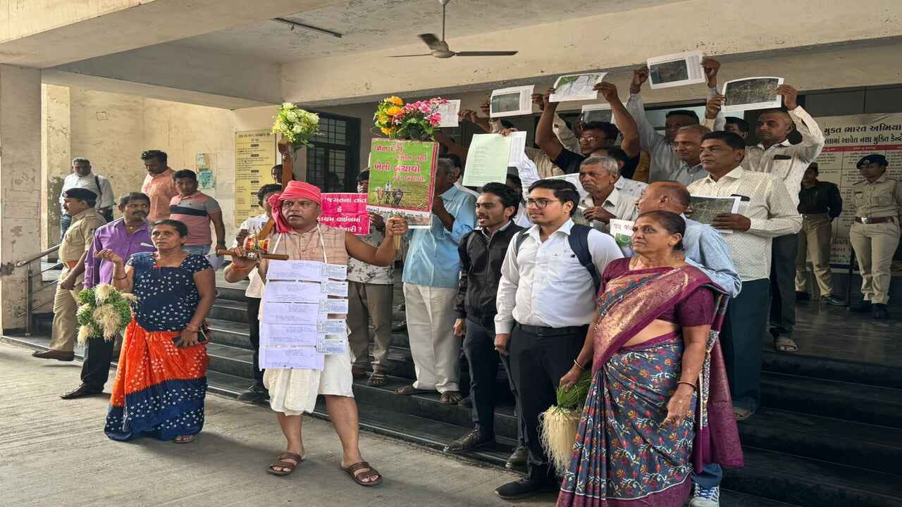 સુરત: ગોઠાણ-હજીરા સ્પેશિયલ રેલવે રૂટના સંપાદનનો વિરોધ, ખેડૂતોએ પ્રોજેક્ટ રદ કરવા માંગ કરી, જુઓ વીડિયો સુરત: ગોઠાણ-હજીરા સ્પેશિયલ રેલવે રૂટના સંપાદનનો વિરોધ, ખેડૂતોએ પ્રોજેક્ટ રદ કરવા માંગ કરી, જુઓ વીડિયો