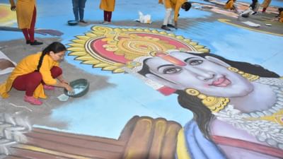 સુરતમાં રામલલ્લાની ઝલક દર્શાવતી ભવ્ય રંગોળી બનાવવામાં આવી, જુઓ વીડિયો સુરતમાં રામલલ્લાની ઝલક દર્શાવતી ભવ્ય રંગોળી બનાવવામાં આવી, જુઓ વીડિયો