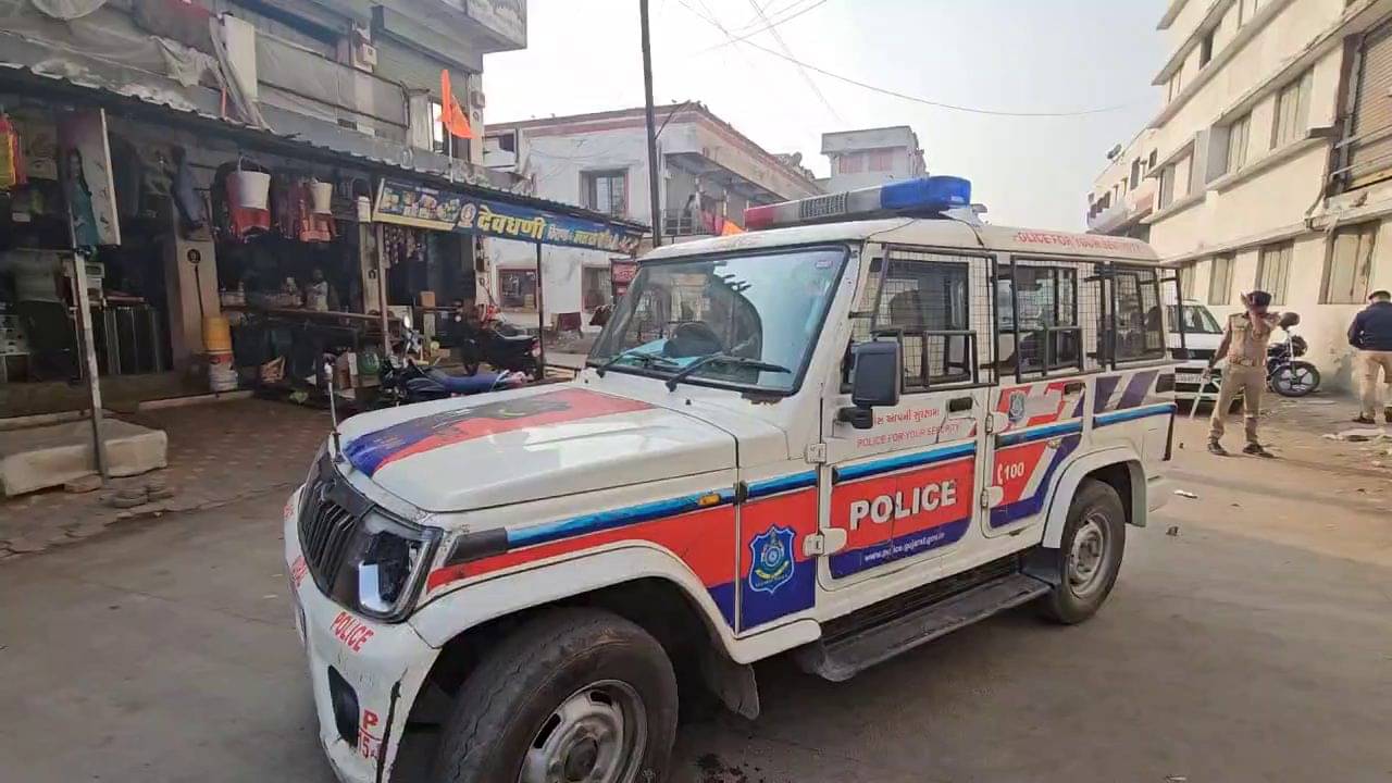 સુરત : પીપોદરા જીઆઇડીસીમાં સાપ્તાહિક રજાની માંગ કરી રહેલ કામદાર આંદોલનના માર્ગે વળ્યાં, જુઓ વીડિયો