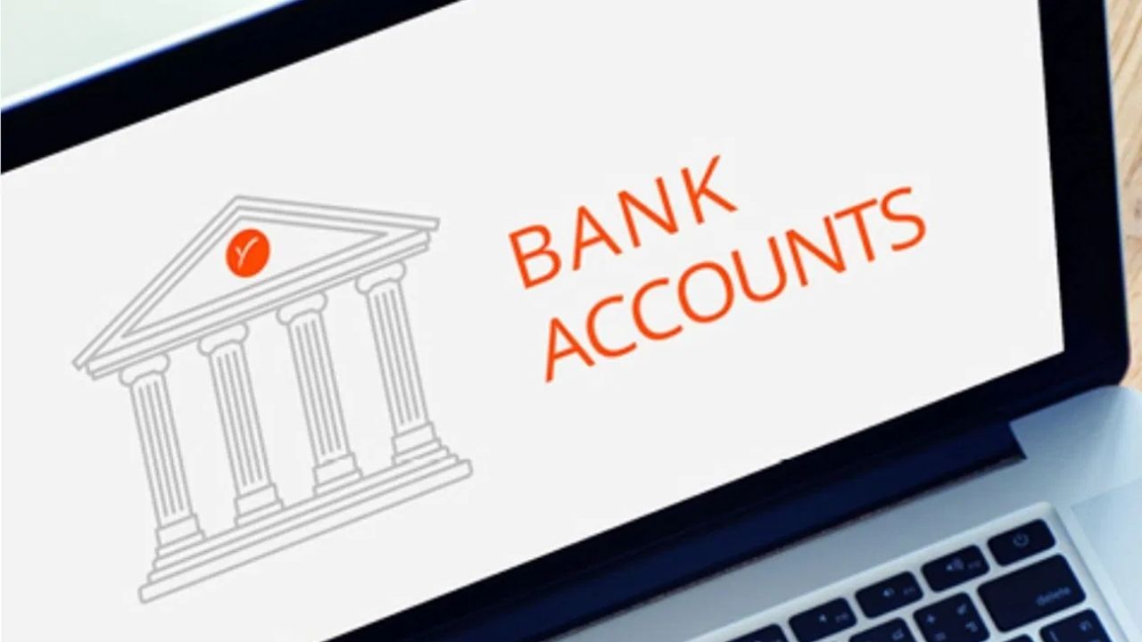 સ્વિસ બેંકમાં ખાતું ખોલાવવું ભારતની SBIમાં ખાતું ખોલવા કરતા વધુ સરળ છે. તમે ઘરે બેઠા સ્વિસ બેંક ખાતું ખોલાવી શકો છો. UBS જેવી મોટી બેંકો પણ તમને ઈમેલ દ્વારા ખાતું ખોલવાની પરવાનગી આપે છે. ઇન્ટરનેટ પર એવી ઘણી કંપનીઓ છે જે તમને સ્વિસ બેંક એકાઉન્ટ ખોલવામાં મદદ કરે છે.(ફોટો ક્રેડિટ-સોશિયલ મીડિયા)