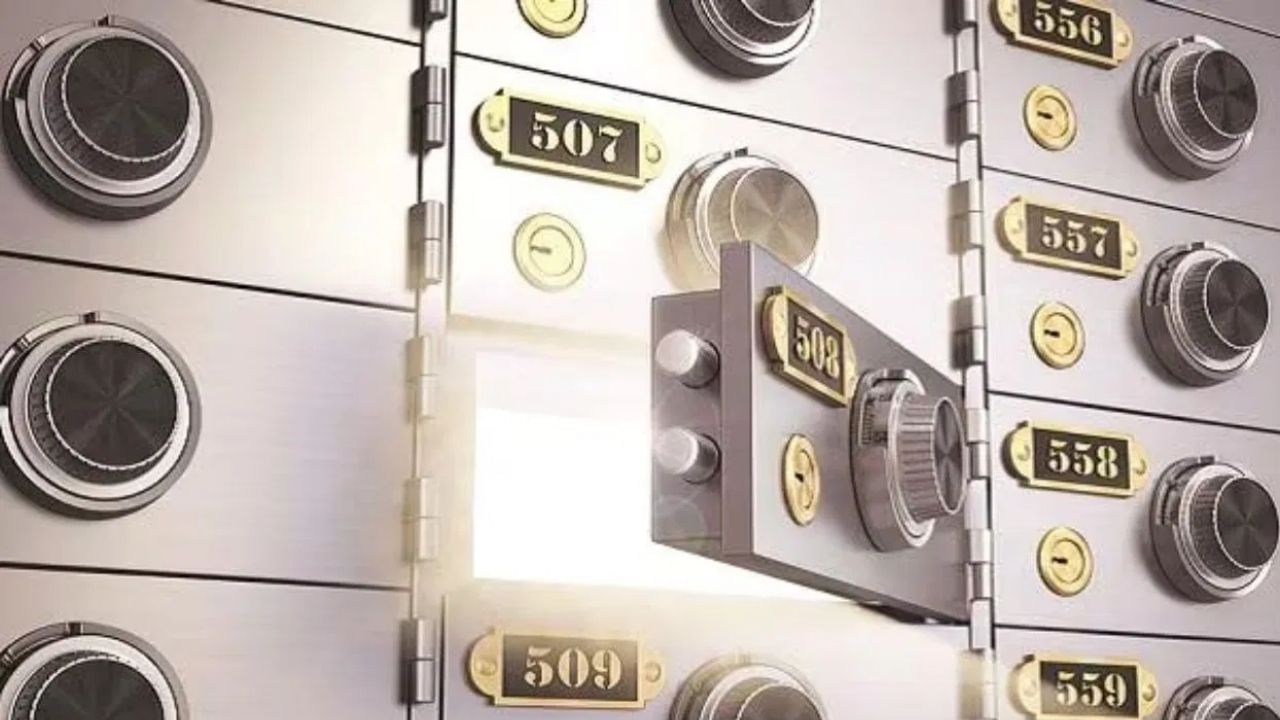 UBS ની વેબસાઈટ અનુસાર, તેનું ન્યૂનતમ બેલેન્સ લગભગ 10 000 CHF અથવા 9, 34, 409 રુપિયા છે. એકાઉન્ટ પર $300 અથવા લગભગ 22 હજાર રૂપિયાનો મેન્ટેનન્સ ચાર્જ પણ છે. એટલે કે, વ્યાજ ભૂલી જાઓ, તમારે એકાઉન્ટ રાખવા માટે $300 ચૂકવવા પડશે. જેમ આપણે લોકર માટે ચૂકવણી કરીએ છીએ.(ફોટો ક્રેડિટ-સોશિયલ મીડિયા)