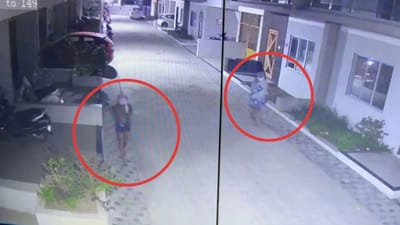 સુરત: બારડોલી તાલુકાના ઈસરોલી ગામમાં ચડ્ડીબનિયાનધારી લૂંટારુ ત્રાટક્યા, જુઓ વીડિયો સુરત: બારડોલી તાલુકાના ઈસરોલી ગામમાં ચડ્ડીબનિયાનધારી લૂંટારુ ત્રાટક્યા, જુઓ વીડિયો