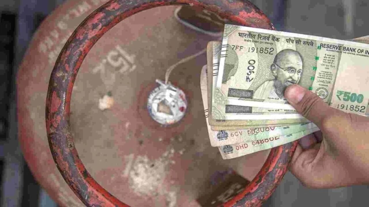 આઇઓસીએલએ દેશના લોકોને 2024ના વર્ષ ભેટ આપી છે. 19 કિલો ગેસ સિલિન્ડરોના ભાવમાં એક મહિનામાં બીજી વખત ઘટાડો જોવા મળ્યો છે. ભાવમાં થોડો ઘટાડો થયો છે. જો તમે આખા મહિના માટે તેની ગણતરી કરો છો, તો પછી કિંમત 39 રૂપિયાથી લઈને 44 રૂપિયા સુધી ઘટી છે.