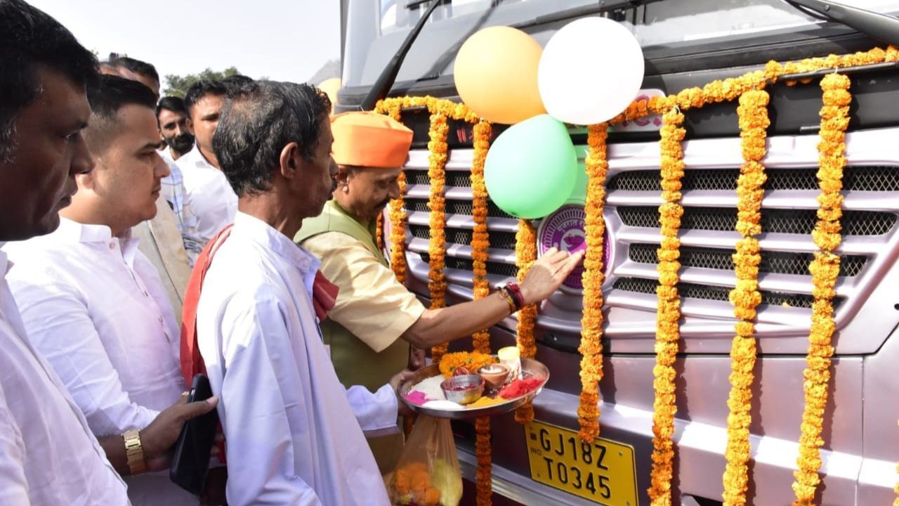 transport facility of South Gujarat Harsh Sanghvi launched 51 buses at Songarh tapi (2)