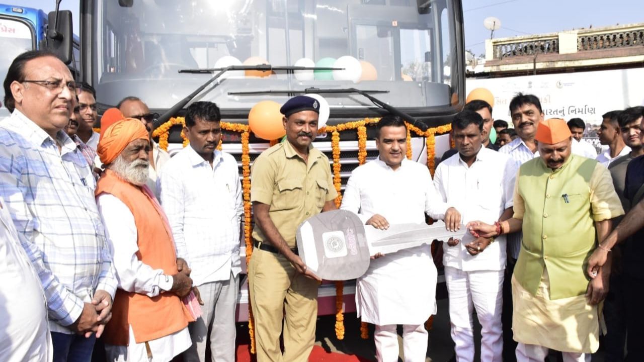 transport facility of South Gujarat Harsh Sanghvi launched 51 buses at Songarh tapi (5)
