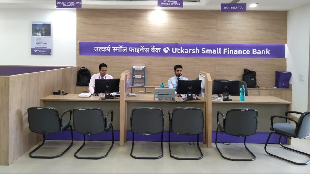 Utkarsh Small Finance Bank Ltd :ગુરુવારે બેંકનો શેર 8 ટકાના વધારા સાથે રૂ. 57.60 પર બંધ થયો હતો. એક મહિનામાં તેમાં 15 ટકાનો વધારો થયો છે. તે જ સમયે, બેંકે બજાર બંધ થયા પછી એક્સચેન્જ પર વ્યવસાય સંબંધિત અપડેટ્સ જારી કર્યા. 2022 ના ઑક્ટોબર-ડિસેમ્બર ક્વાર્ટરની તુલનામાં, 2023 ના ઑક્ટોબર-ડિસેમ્બર ક્વાર્ટરમાં કુલ થાપણો 17.6% વધીને રૂ. 15,111 કરોડ થઈ છે. ગ્રોસ લોન પોર્ટફોલિયો 30.8% વધીને રૂ. 16,408 કરોડ થયો છે. જુલાઈ-સપ્ટેમ્બર ક્વાર્ટરની સરખામણીમાં ઓક્ટોબર-ડિસેમ્બર ક્વાર્ટરમાં CASA રેશિયો 19.9% થી વધીને 20% થયો છે. Q3 માં પ્રોવિઝન લિક્વિડિટી કવરેજ રેશિયો 195% હતો.