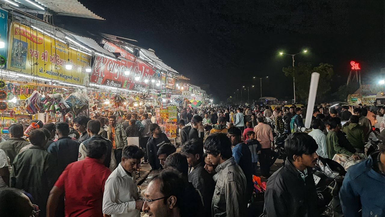 અંગ્રેજી કેલેન્ડર મુજબ નવા વર્ષે આવતો સૌથી પહેલો તહેવાર ઉતરાયણ. સૂર્યના ઉત્તર દિશા તરફના ગમનને ઉત્તરાયણ કહેવામાં આવે છે. 14 જાન્યુઆરીએ ઉતરાયણ અને 15 જાન્યુઆરીએ વાસી ઉતરાયણ ઉજવવામાં આવે છે. અમદાવાદ અને સુરત જેવા શહેરમાં ઉતરાયણની મજા અલગ જ  હોય છે.