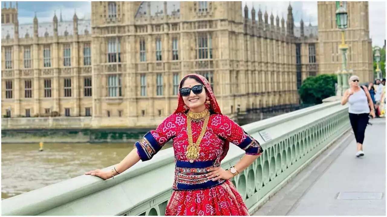 ગયા વર્ષે તેણીએ યુકે સહિત ઘણા દેશોની મુલાકાત લીધી હતી. ત્યાં તેમના કાર્યક્રમો યોજાતા. 20 વર્ષની ઉંમર સુધીમાં, ગીતાએ તેની ગાયકીથી ગુજરાતમાં સ્થાન હાંસલ કરી લીધું હતું. હવે તેના કાર્યક્રમોમાં હજારો-લાખો લોકો ભેગા થાય છે. નવરાત્રીથી શરૂ થતા તમામ તહેવારોમાં ગીતા રબારીની માંગ ઉઠી છે.