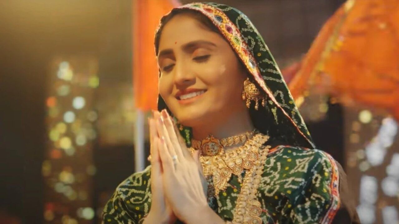 ગીતા રબારી પાંચમા ધોરણમાં ભણતી હતા ત્યારથી જ ગાતી હતી. ગીતાબેને સૌ પ્રથમ તેમની શાળાના એક કાર્યક્રમમાં ગાવાનું શરૂ કર્યું હતું. પછી તેણે પડોશના ગામમાં એક મેળામાં સ્ટેજ પ્રોગ્રામ આપ્યો અને તે પછી તે પાડોશમાં નાના-નાના કાર્યક્રમોમાં ગાવા લાગ્યા અને પછી ધીમે ધીમે તેને સફળતા મળવા લાગી. ગીતા રબારી આજે ગુજરાતની મોટી ગાયિકા છે. તેઓ વિદેશમાં કાર્યક્રમો કરે છે.