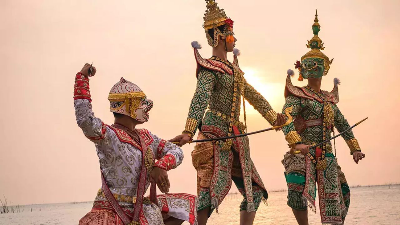 ચીનમાં રામાયણ- રામની વિવિધ કથાઓ ચીનમાં પણ ખૂબ જ લોકપ્રિય હતી, જેમાં રામાયણની સૌથી પ્રાચીન કથા બૌદ્ધ ગ્રંથ,વિઉડુ જી જિંગમાં મળી આવી હતી.