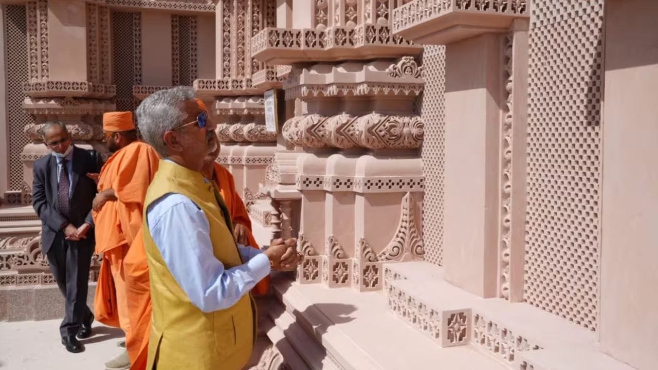 અબુધાબીના આ મંદિરમાં માર્બલ અને સેન્ડસ્ટોનનો ઉપયોગ કરવામાં આવ્યો છે અને તેને હાથથી કોતરવામાં આવ્યું છે. તમને જણાવી દઈએ કે 2015માં વડાપ્રધાન મોદીના UAE પ્રવાસ દરમિયાન અબુ ધાબીએ દુબઈ-અબુ ધાબી હાઈવે પર મંદિર પ્રોજેક્ટ માટે 17 એકરથી વધુ જમીન ફાળવી હતી. મંદિરમાં દેશના દરેક અમીરાતનું પ્રતિનિધિત્વ કરતા સાત મિનારા પણ છે. 2017માં પીએમ મોદીએ મંદિરનો શિલાન્યાસ કર્યો હતો.