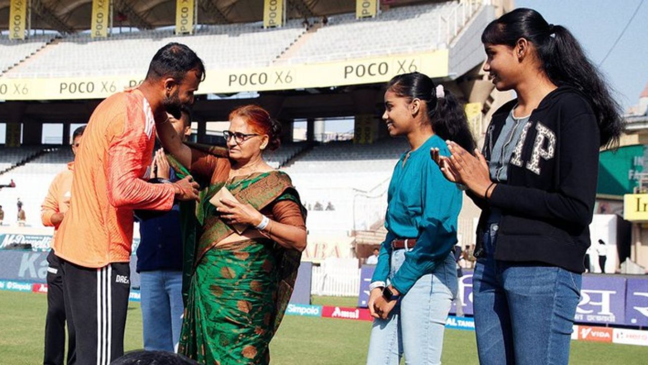 After receiving his cap from Rahul Dravid, Akash Deep went to captain Rohit Sharma, who was then congratulated by other Indian cricketers.  After meeting the cap coach, captain and players, Akash Deep took the cap and went straight to his family.  At this time his mother became emotional.