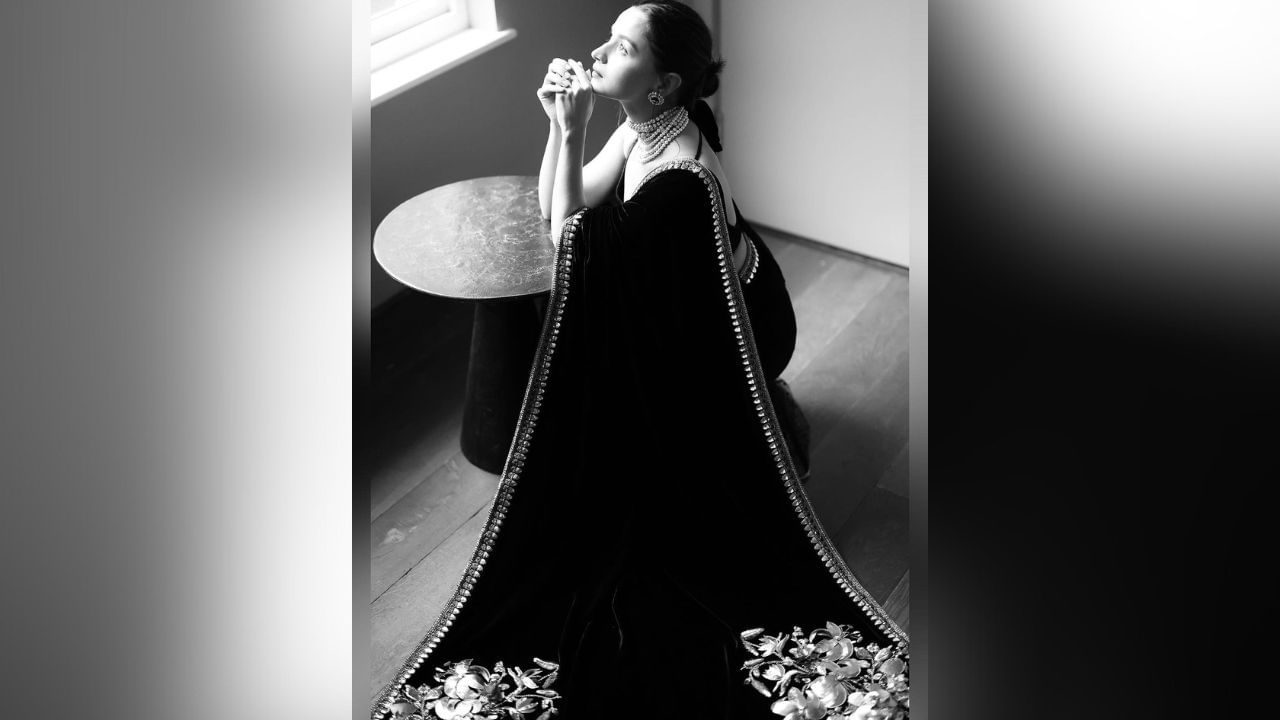 Alia Bhatt sometimes in a traditional look, sometimes in a glamorous style and sometimes in a bold look creates a buzz on social media. (Image: Instagram)